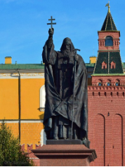 7. Памятник Гермогену